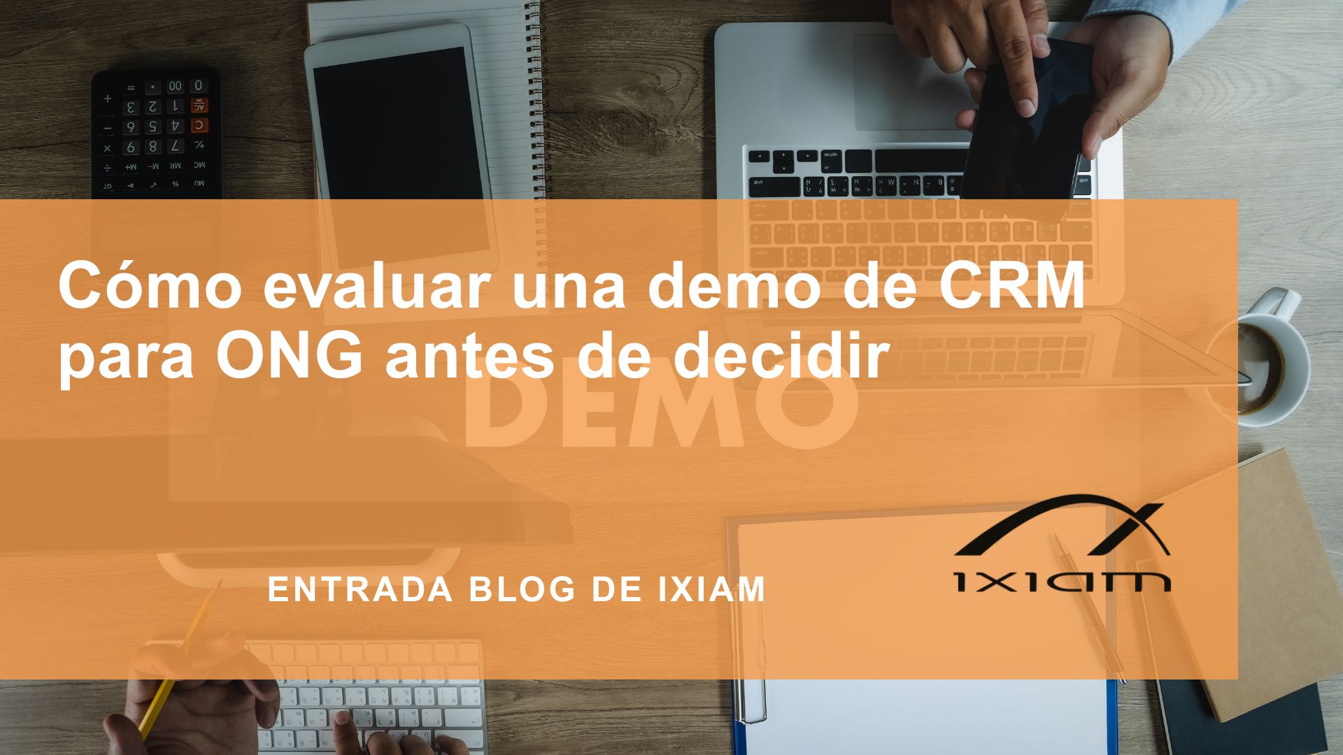 Blog hero with an orange overlay displaying the title 'Cómo evaluar una demo de CRM para ONG antes de decidir' over a workspace (laptop, tablet, coffee)